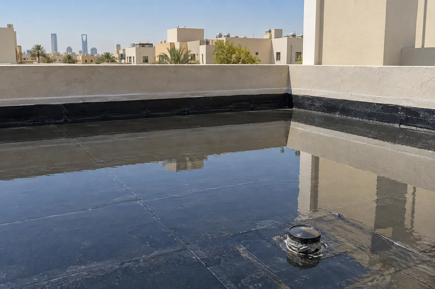 سطح مغمور بطبقة ماء رقيقة أثناء اختبار الغمر، وخط منسوب مرسوم على الدروة